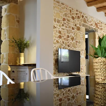 The Well D Nyaraló Hriszí Aktí Haniá